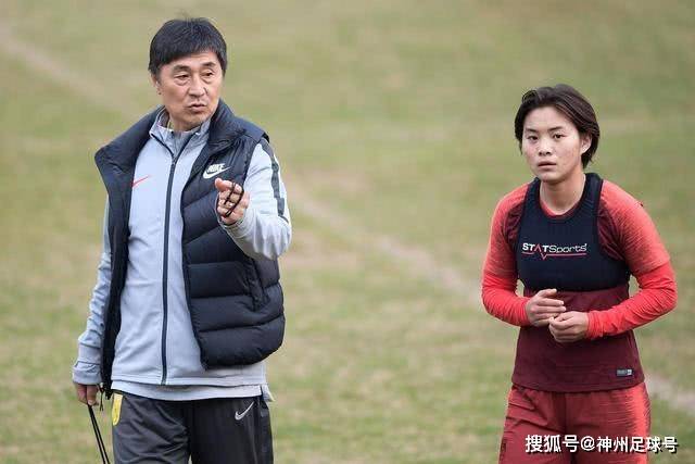 周琦为肘击道歉：我是下意识反应 不是故意的